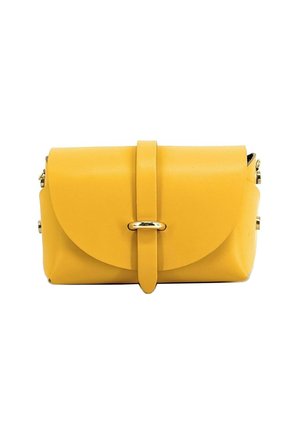 Sac à main en cuir jaune avec une fermeture à rabat arrondi, sécurisé par une sangle centrale et des accessoires en métal doré. Texture lisse, design élégant.
