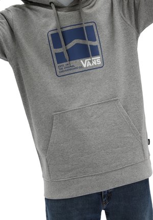 Felpa grigia con cappuccio e tasca a marsupio, con logo quadrato blu e testo. Realizzata in tessuto morbido, presenta cappuccio con coulisse e polsini a costine.