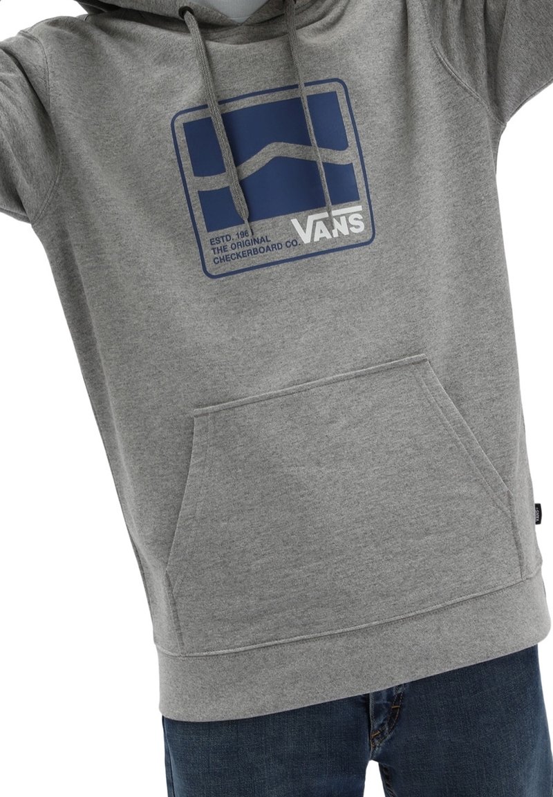 Felpa grigia con cappuccio e tasca a marsupio, con logo quadrato blu e testo. Realizzata in tessuto morbido, presenta cappuccio con coulisse e polsini a costine.