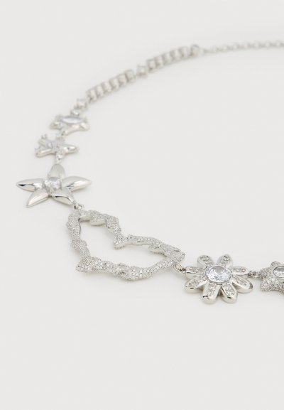 Ασημένιο κολιέ με λουλουδένια στοιχεία, συνδυάζοντας υφασμένα και λεία μέρη, με κρυστάλλινες πινελιές και σύνδεση διαφορετικών σχημάτων λουλουδιών.