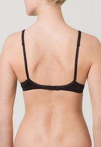 Reggiseno nero con spalline sottili e regolabili, tessuto liscio, chiusura a gancio e occhiello, e design minimalista. La vista posteriore mostra i dettagli del tessuto e delle spalline.
