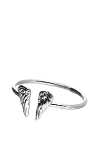 Brazalete abierto de plata con detalladas alas de ángel esculpidas en cada extremo y una sección de banda enrollada cerca de una de las alas.