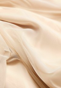 Pfirsichfarbener, leichter Netzstoff mit weichem Griff, der eine feine, durchsichtige Webart und einen glatten Fall aufweist.