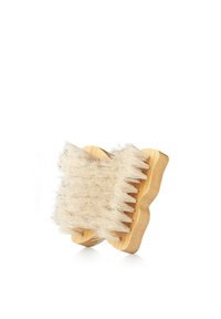 Naturalna szczotka z włosia z jasnobrązową drewnianą rączką w kształcie chmury. Miękkie włosie jest gęsto ułożone, co zapewnia skuteczne czyszczenie.