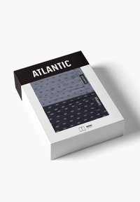 Opakowanie bokserek zawierające dwie pary w stonowanej szarości i granacie z drobnymi wzorami. Na pudełku znajduje się nazwa marki oraz instrukcje dotyczące pielęgnacji.