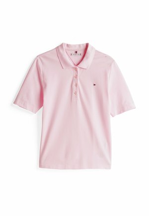 Polo shirt rose clair en coton, avec un col classique, des manches courtes, une patte de boutonnage à cinq boutons et un petit logo sur la poitrine.