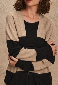 Next REGULAR FIT - Cardigan - black and camel brown stripe
