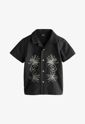 Cămașă neagră cu mâneci scurte și nasturi, cu frunze și flori tropicale albe brodate în față, guler clasic și patru nasturi bej.