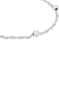 Collana a catena d'argento attorcigliata con perline metalliche lisce equidistanti su uno sfondo bianco.