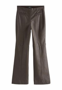 Pantaloni evazați din piele artificială maro, cu o textură netedă, având două buzunare frontale și cusături verticale pentru un plus de detaliu.