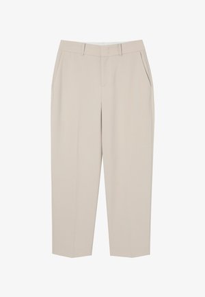 Pantalon beige sur mesure avec poches latérales, passants de ceinture et pli frontal, présenté à plat sur un fond blanc.