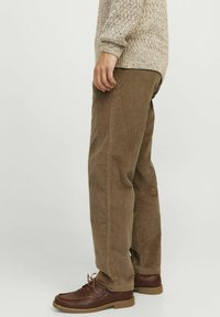 Jack & Jones RELAXED FIT  - Pantalon classique - elmwood