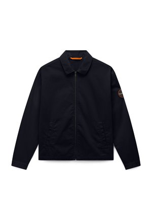 Czarna kurtka na zamek z kołnierzem, długimi rękawami, bocznymi kieszeniami oraz okrągłą naszywką z logo na górnej części lewego rękawa.