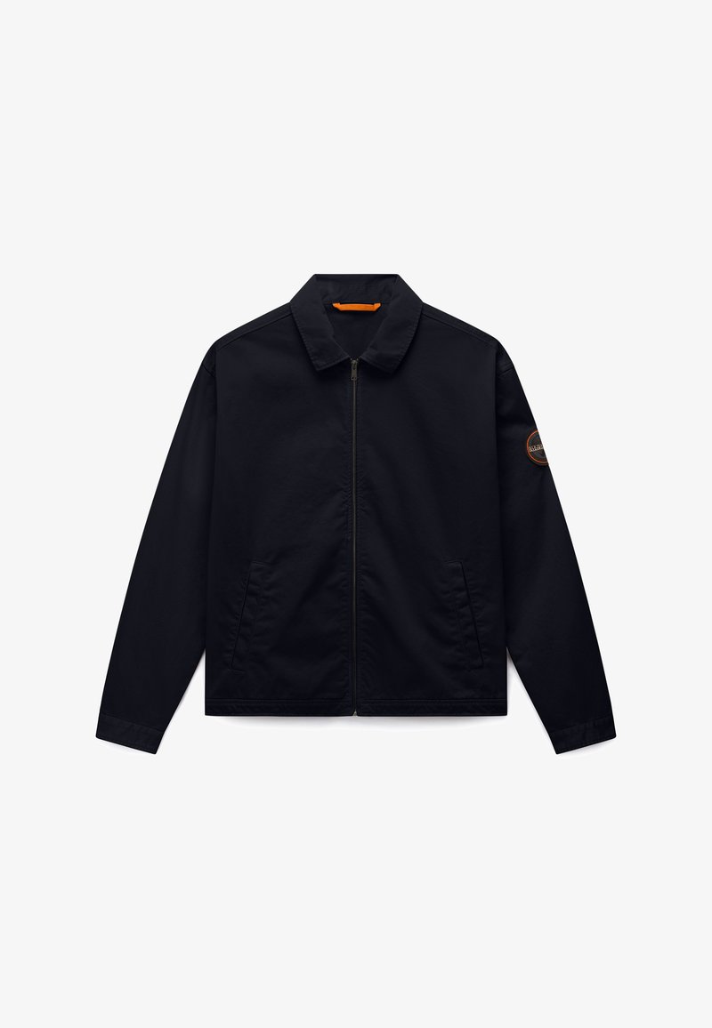 Czarna kurtka na zamek z kołnierzem, długimi rękawami, bocznymi kieszeniami oraz okrągłą naszywką z logo na górnej części lewego rękawa.