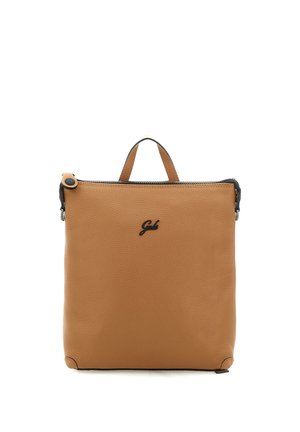 Zaino quadrato in pelle color cuoio con manico superiore, cerniera nera e piccolo logo nero centrato sulla parte anteriore.