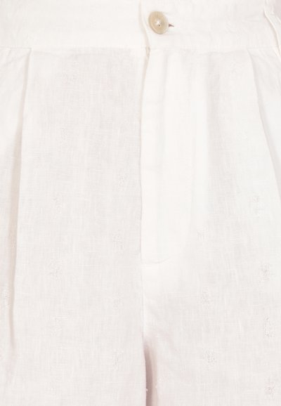 Pantaloni bianchi in lino con sottili motivi testurizzati, una piega frontale e una chiusura con bottone singolo in vita. Tessuto liscio e leggero.