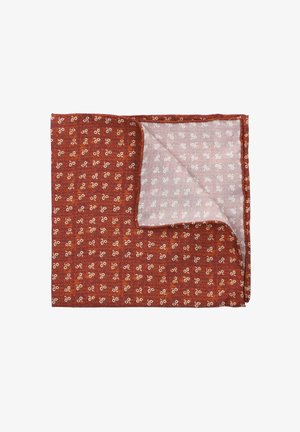 Czerwony szalik w wzory z małymi białymi i pomarańczowymi detalami. Wykonany z lekkiego materiału, z założonym rogiem odsłaniającym jaśniejszą stronę.