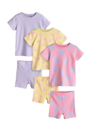 Trzy zestawy dziecięcych krótkich bluzek z krótkim rękawem i spodenek w pastelowym fioletowym, żółtym i różowym kolorze, każdy z kontrastowymi dużymi kropeczkami.