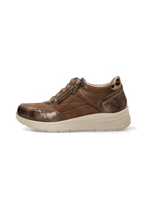 Zapatilla de cuero marrón con paneles texturizados, cremallera lateral, detalle de estampado de leopardo en el talón y suela acolchada beige.