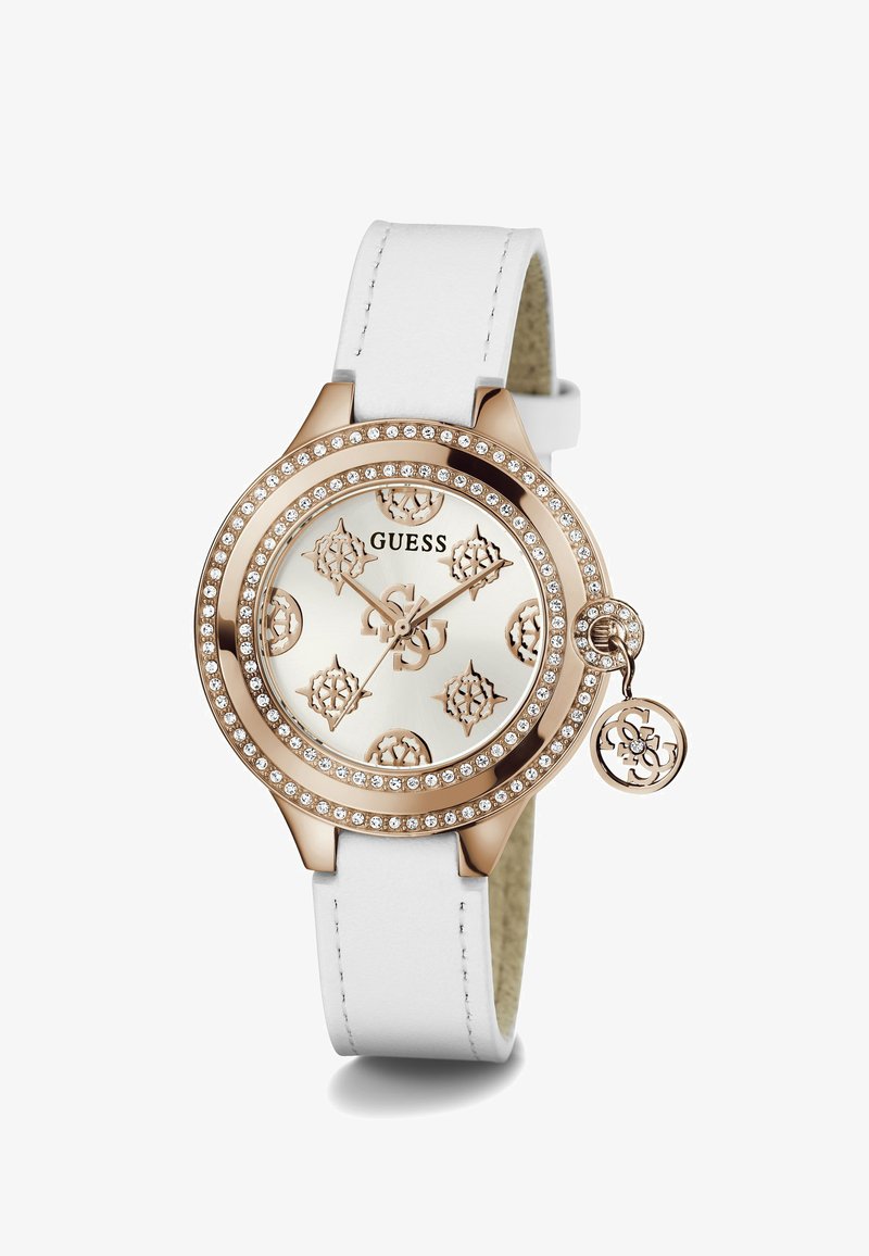 Montre ronde avec un bracelet en cuir blanc, lunette en or rose, accents en cristal et un cadran blanc comportant des motifs en relief et un logo.