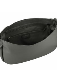 Borsa a spalla in pelle grigia con texture a ciottoli, tasca interna con zip e interno foderato. Ha una forma arrotondata e morbida.