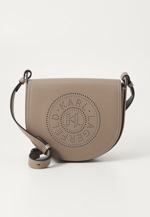 Borsa a spalla in pelle beige con dettaglio del logo perforato. Caratterizzata da una forma curva, tracolla regolabile e rifiniture in cucitura.