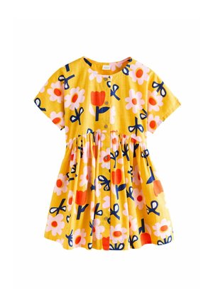 Żółta sukienka z krótkim rękawem, z przodu z guzikami, ozdobiona dużymi różowymi i czerwonymi kwiatami oraz wzorami liści w granatowym kolorze.
