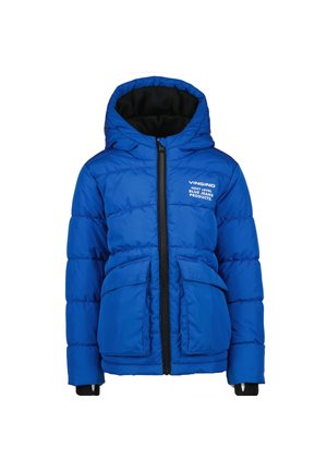 Blå polstret hættejakke med sort lynlås, to forlommer med klap og hvid tekstlogo på brystet.