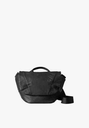 Borsa a tracolla in pelle nera dal design strutturato. Presenta una maniglia superiore, una tracolla regolabile e un dettaglio con logo embossato sulla parte anteriore.