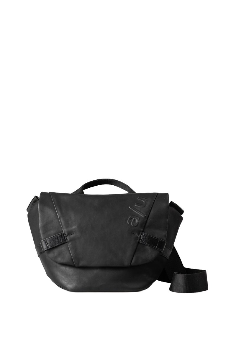 Schwarze Leder-Crossbody-Tasche mit einer strukturierten Form. Verfügt über einen oberen Griff, einen verstellbaren Riemen und ein geprägtes Logo-Detail auf der Vorderseite.