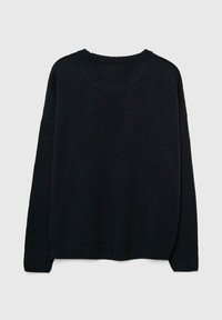 Czarny, oversize'owy sweter wykonany z dzianiny, z okrągłym dekoltem, opuszczanymi ramionami oraz ściągaczami na mankietach i dole.