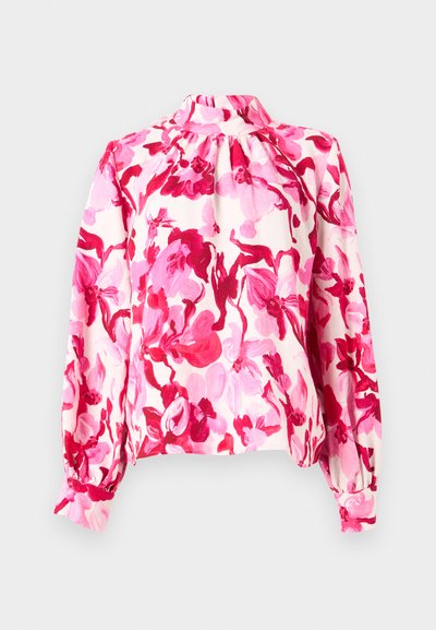 Blusa floral com um decote alto, mangas bufantes longas e tons de rosa sobre um fundo creme; tecido texturizado com uma aparência suave.