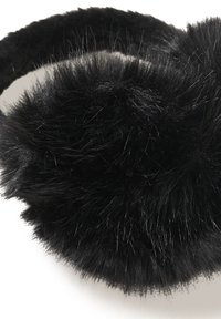 Čierne slúchadlá s umelým kožúškom majú mäkké, nadýchané mušle a elegantnú, zaoblenú čelenku. Textúra je hustá s jemnými vlasovými vláknami.