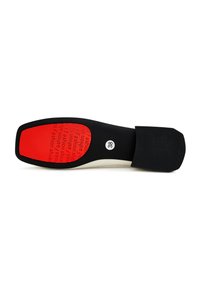Semelle d'une chaussure avec un extérieur noir, une semelle intérieure rouge avec du texte et un indicateur de taille de 38. Accent en relief noir au talon.