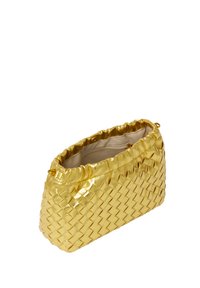 Gewebte metallische Gold-Clutch mit einem weichen, gerafften Oberteil. Verfügt über ein Innenfach und hat eine rechteckige Form. Strukturierte, glänzende Oberfläche.