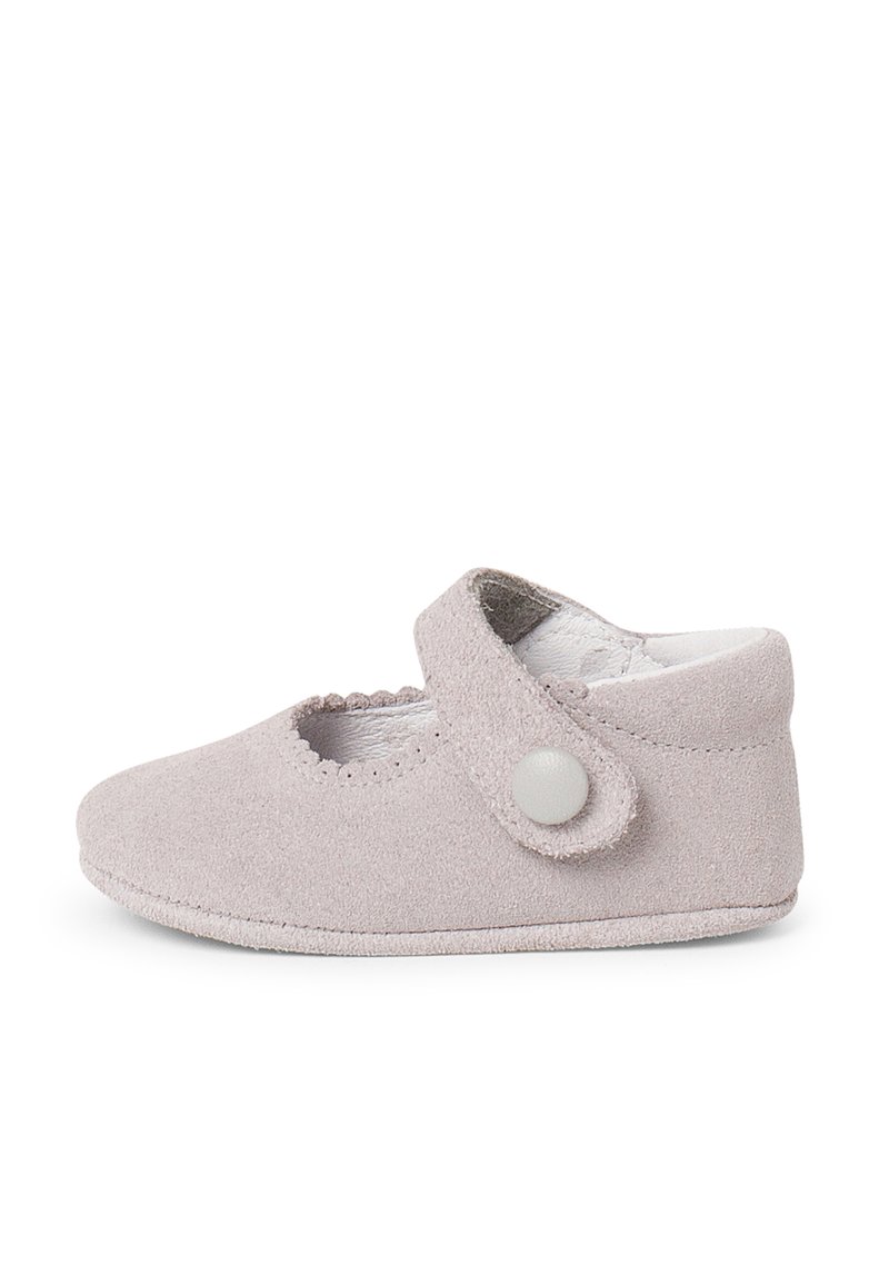 Světle šedá semišová dětská bota s kulatou špičkou, vlnkovanými okraji a bočním zapínáním na knoflík pro snadné obouvání. Měkká podrážka pro pohodlí.
