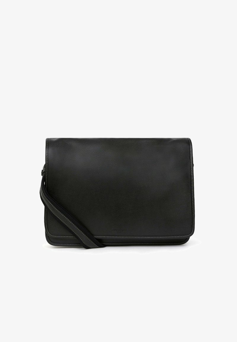 Zwarte leren schoudertas met een gladde textuur, een omklapbaar klep, verstelbare strap en contrasterende stiksels.