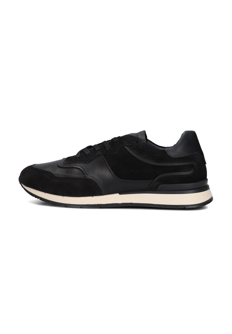 Zwarte sneakers met een combinatie van suede en leren materialen, met een minimalistisch ontwerp, ronde neus en een contrasterende witte zool.
