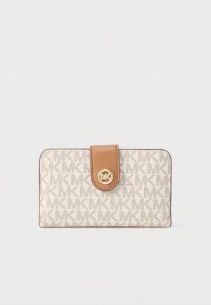 Portefeuille Michael Kors beige et marron avec motif monogramme MK, sangle en cuir camel, et fermeture à bouton logo MK doré, sur fond blanc.