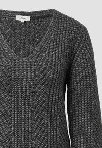 Grauer Strickpullover mit V-Ausschnitt, gerippter Textur und diagonaler Musterung. Das Material hat einen dezenten Glanz. Markenlabel sichtbar.