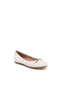 Witte gepatineerde leren ballerina met een ronde neus en een klein gouden hardware detail aan de voorkant. Geweven beige binnenzool en bruine buitenzool.