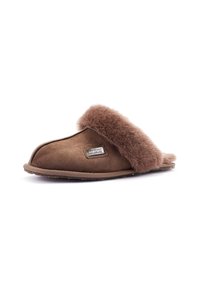 Hnedé semišové papuče s chlpatým, kožušinovým vrchom. Majú uzavretú špičku a otvorenú pätu, s textúrovanou podrážkou pre lepšiu trakciu.