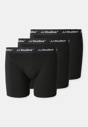 Schwarze Boxershorts aus weichem Stoff mit einem JJ Studios-Logo auf einem breiten Bund; drei Teile zusammen präsentiert.