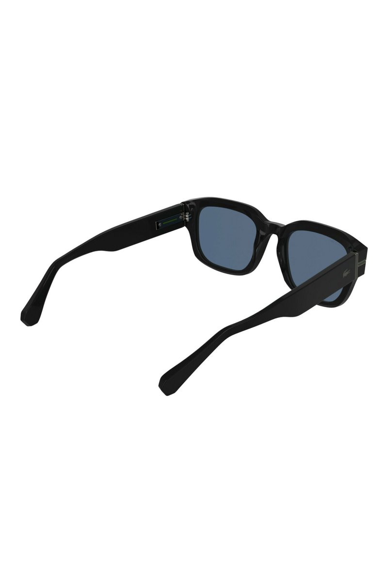 Occhiali da sole rettangolari neri con lenti blu scuro e aste spesse, inclinati per mostrare le cerniere interne e i dettagli laterali esterni.