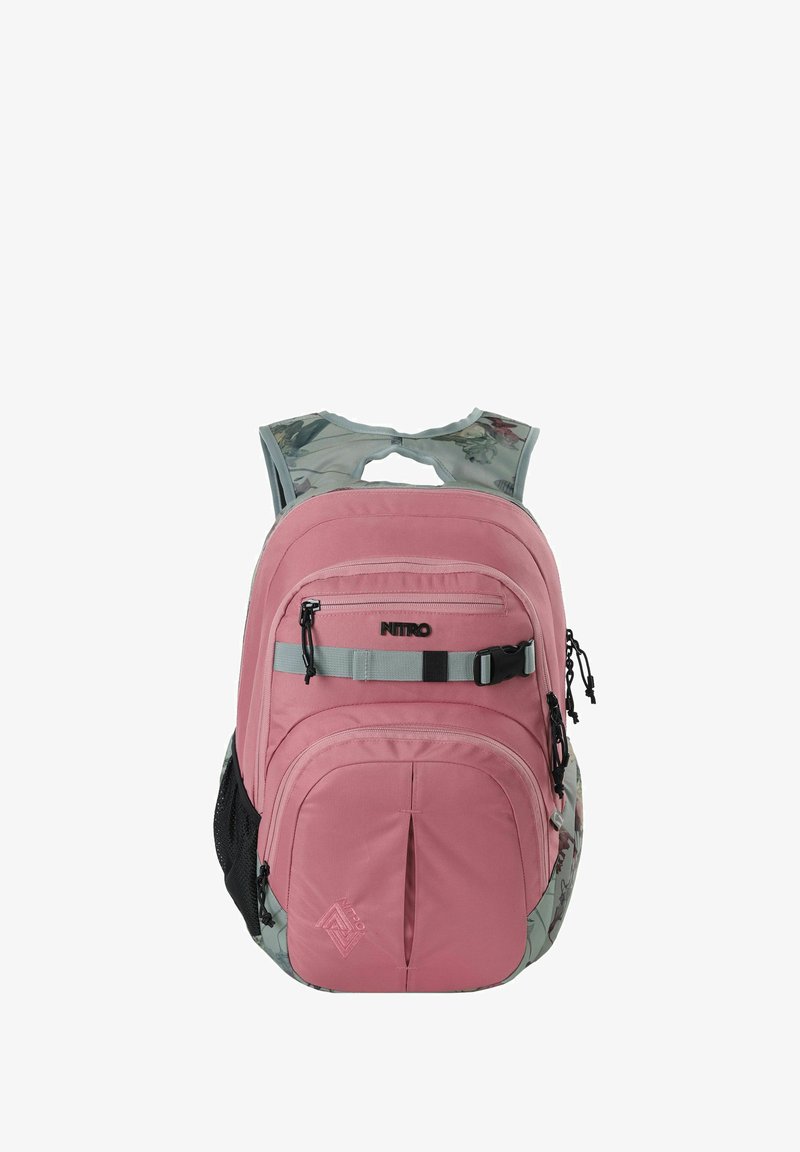 Roze rugzak met grijze accenten, meerdere met rits afsluitbare compartimenten, ergonomische banden en een camouflagepatroon op de achterkant. Gemaakt van duurzaam materiaal.