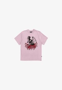 Růžové bavlněné tričko s krátkým rukávem, které má černý a červený grafický design postavy s křídly a nápis "TWISTED" pod ním.