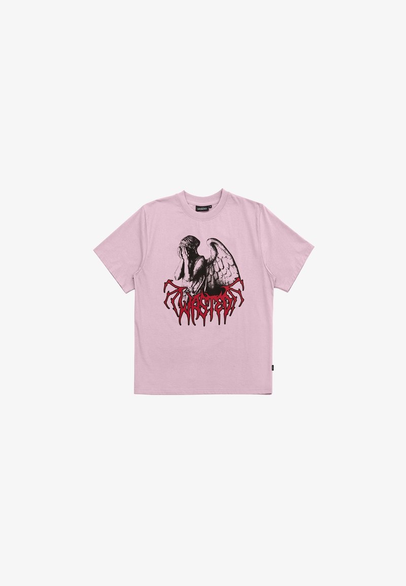Růžové bavlněné tričko s krátkým rukávem, které má černý a červený grafický design postavy s křídly a nápis "TWISTED" pod ním.