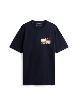 T-shirt de algodón azul marinho com decote redondo, apresentando um logótipo multicolorido no lado esquerdo do peito. Mangas curtas, ajuste relaxado. Design minimalista.