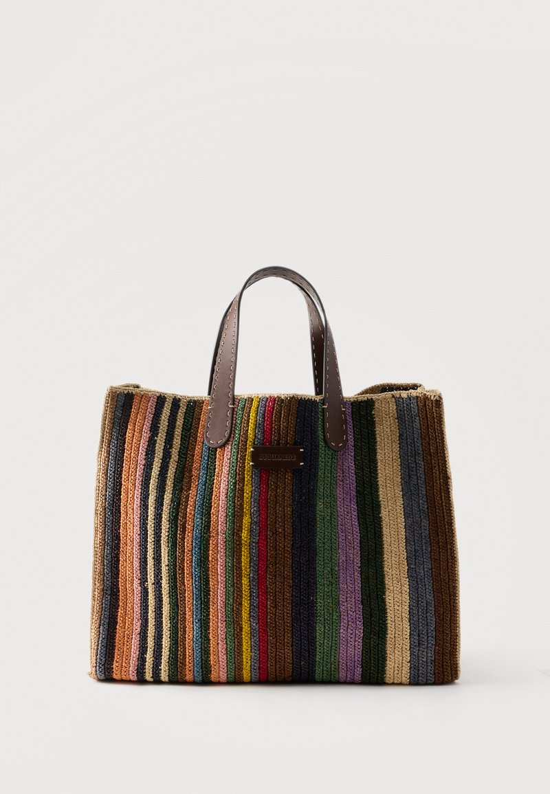 Sac fourre-tout tissé rayé multicolore avec deux poignées courtes en cuir marron foncé et une petite étiquette de marque rectangulaire à l'avant.