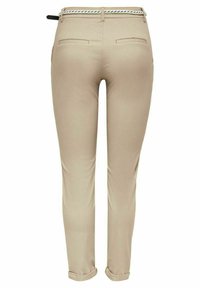 Béžové nohavice so slim fit strihom, s prehnutým lemom, kontrastným pruhovaným pásom a dvoma zadnými vreckami. Hladký povrch.